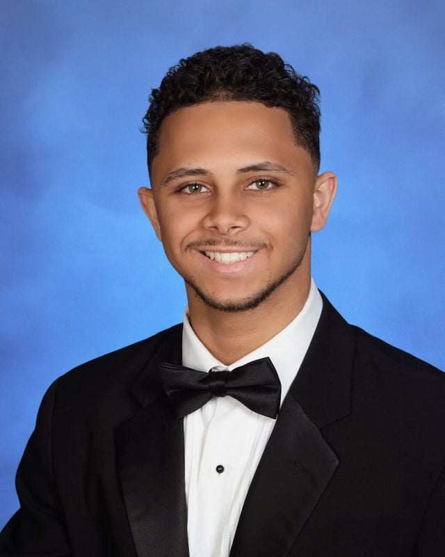 Theovani Hallums Headshot.